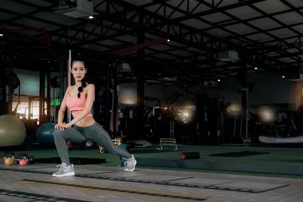 Sportvrouw in Fitness Gym Club warming-up en Stretch lichaam voor — Stockfoto