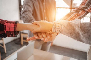 Genç mühendisler ortakları takım çalışması ellerini birleştiriyor. Anlaşma inşa projesi, mühendis konsepti, başarı konsepti.