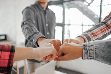 Genç mühendisler ortakları takım çalışması ellerini birleştiriyor. Anlaşma inşa projesi, mühendis konsepti, başarı konsepti.