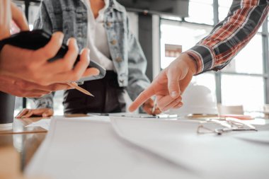 Mühendisler bina planına işaret ediyor. Ofiste tasarım projesi, inşaat konsepti. Mühendis kavramı