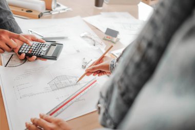 Mühendisler bina planına işaret ediyor. Ofiste tasarım projesi, inşaat konsepti. Mühendis kavramı