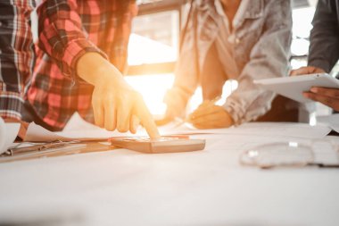 Mühendislik toplantısı toplantı odasında proje planı, iş konsepti, mühendis konsepti