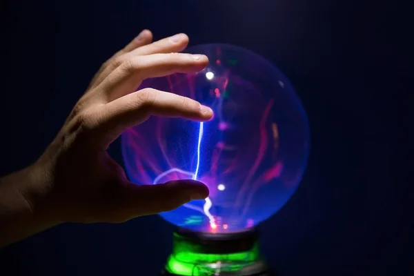 plazma topu, ışık Tesla topu parmağında