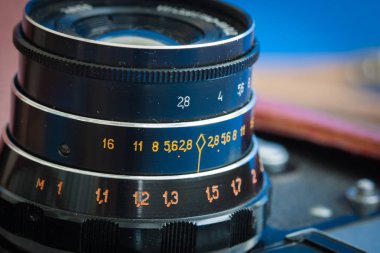 Mavi arka plan üzerinde kahverengi deri bir çanta Vintage kamera