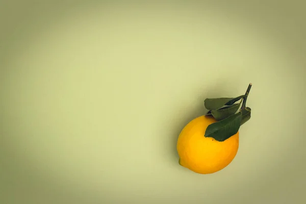 Yeşil arkaplanda yaprakları olan sarı limon, metin için kopyalama alanı