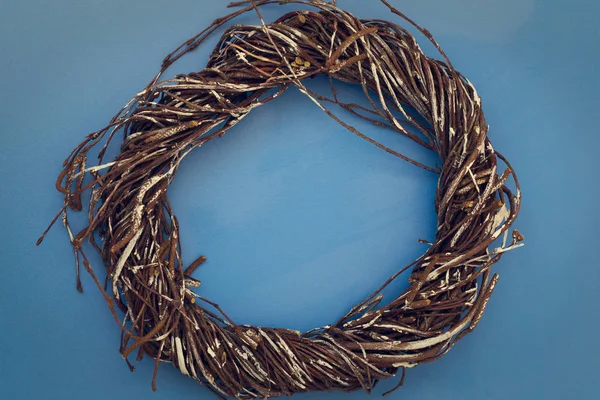 Metin için kopyalama alanı olan mavi arkaplan üzerindeki kuru dalların çelengi