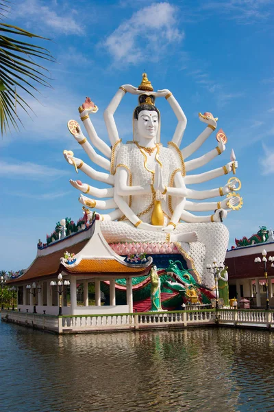 Wat Plai Laem, mavi gökyüzü, Buda, Koh Samui, alt görünüm.