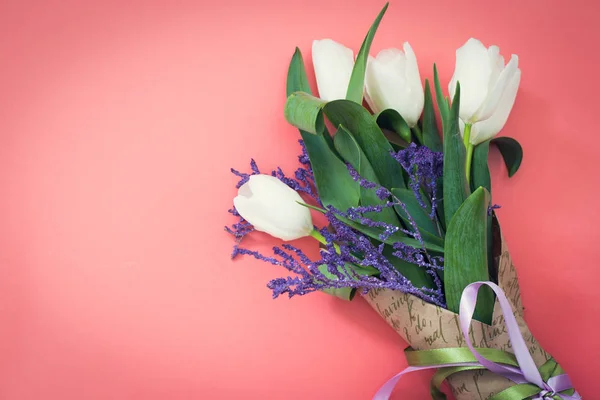 pembe bir arka plan üzerinde beyaz lale buketi, metin için kopya alanı ile