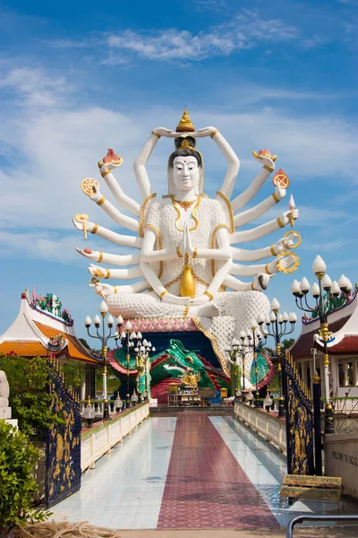 Wat Plai Laem, mavi gökyüzü, Buda, Koh Samui, alt görünüm.