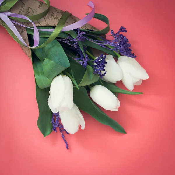 pembe bir arka plan üzerinde beyaz lale buketi, metin için kopya alanı ile, kare