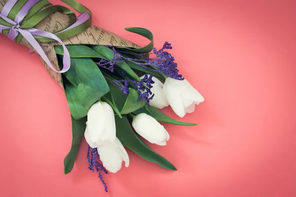 pembe bir arka plan üzerinde beyaz lale buketi, metin için kopya alanı ile