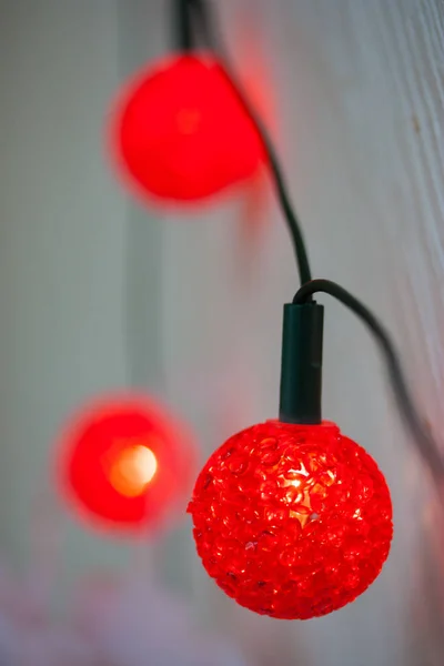 metin için kopyalama alanı ile beyaz bir arka plan üzerinde kırmızı Noel ışıkları