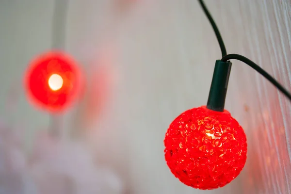 metin için kopyalama alanı ile beyaz bir arka plan üzerinde kırmızı Noel ışıkları