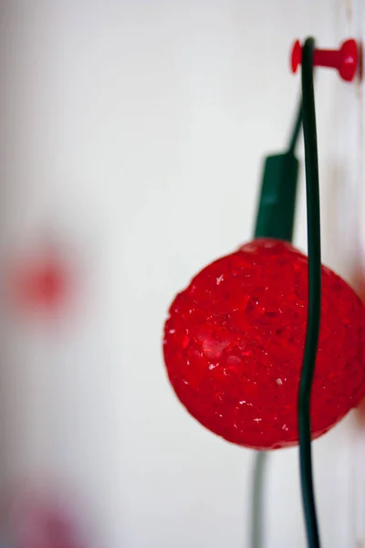 metin için kopyalama alanı ile beyaz bir arka plan üzerinde kırmızı Noel ışıkları