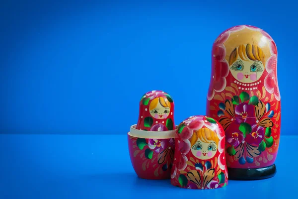 Старые Деревянные Русские Куклы Гнездовья Синем Фоне Символ России Красный — стоковое фото