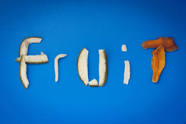 mavi arka plan üzerinde kurutulmuş meyve yazıt