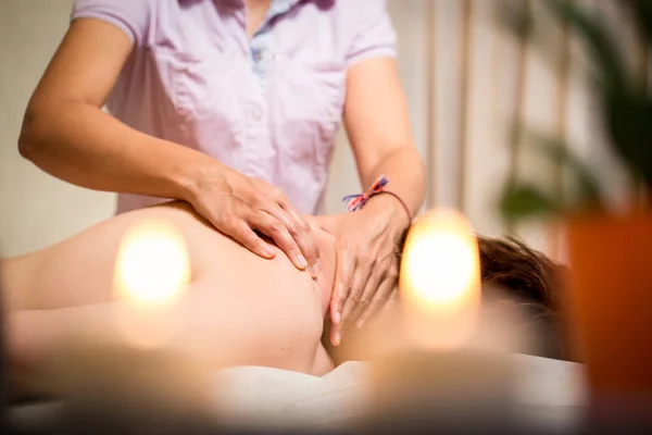Massage Bij Kaarslicht Spabehandelingen Ontspanning Wellness Behandelkamer Masseur — Stockfoto