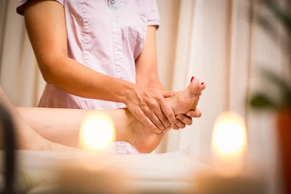 masöz, Spa tedavi odası, vücut iyileşmesi, ayak masajı. mumlar, dinlenmek