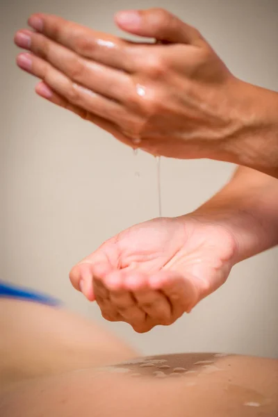 Massage Therapeut Handen Spa Behandeling Kamer Lichaam Genezing — Stockfoto