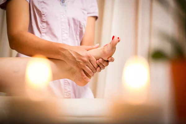 masöz, Spa tedavi odası, vücut iyileşmesi, ayak masajı. mumlar, dinlenmek