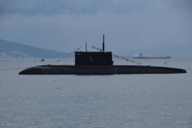 Denizaltı Körfez'e demirledi.