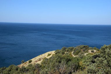 Mavi su ve kayalık sahil