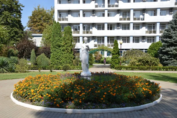 Parkta çiçek yatağı ve heykel