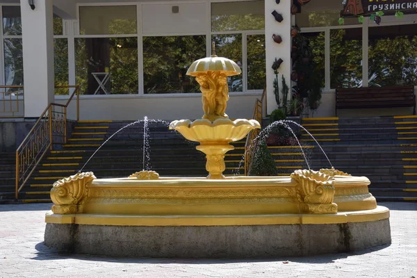 Fontaine Dorée Dans Parc Municipal — Photo