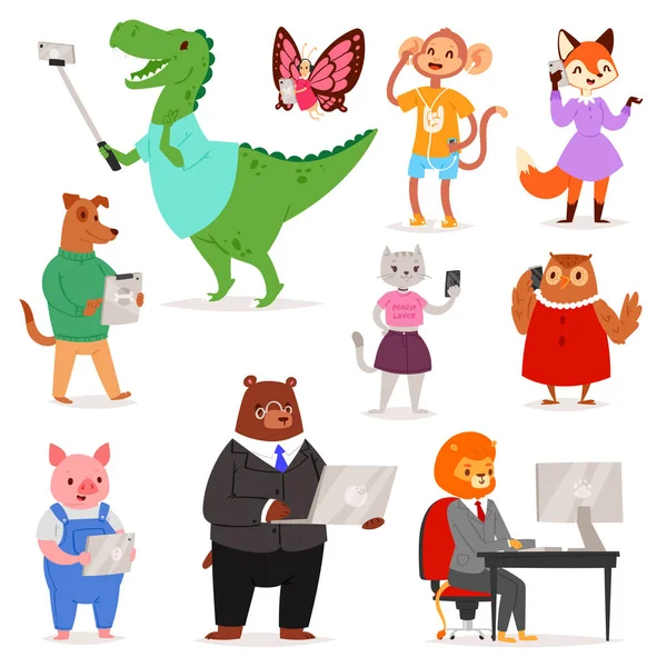 Animales gadget vector animalista personaje de dibujos animados oso gato o perro sosteniendo teléfono o cámara para selfie foto ilustración conjunto de león o mono con ordenador portátil o tableta o aislado sobre fondo blanco — Archivo Imágenes Vectoriales