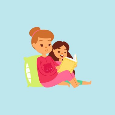 Anne ya da ablası pembe gece elbisesi içinde kızına yatakta masal okuyor. Vektör karikatür illüstrasyon. Aile mutlu zaman yatakta kitap okuma ve birlikte olmak.