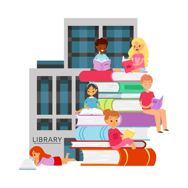 Bibliotek med studier av olika nationalitets studenter med böcker och bokhyllor vektor illustration. Tecknad illustration av barn och studenter som sitter på stora biblioteksböcker. — Stock vektor