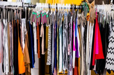 Yan moda dolap askı Metal deposu görüntüden asılı giysi raf kalabalık