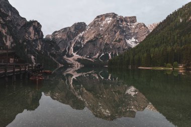 Güzel pastoral Avusturya gölet göl dağ aralığı Prestine doğa yeşil sezon seyahat konum