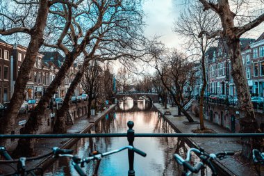 Bisiklet üzerinde bir köprü Amsterdam, Hollanda ıslak bulutlu hava tatil hedef ulaşım