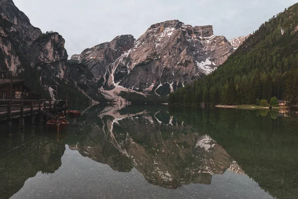 Güzel pastoral Avusturya gölet göl dağ aralığı Prestine doğa yeşil sezon seyahat konum
