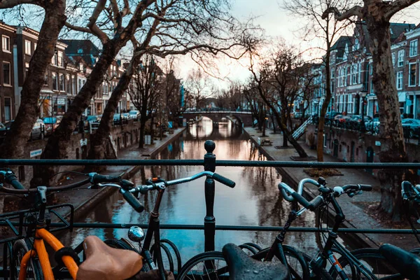 Bicicletas em uma ponte em Amsterdã, Holanda Wet Overcast Tempo Férias Destino Transporte — Fotografia de Stock