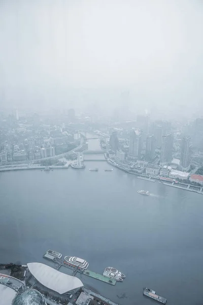 Shanghai Bund neblig Morgen chinesische Stadt Hafen Flussschiffe ruhig grau bewölkt aufwachen Stadt — Stockfoto
