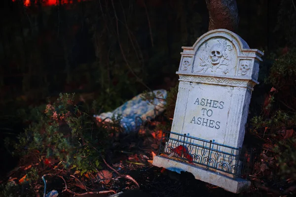 Aska till aska gravsten Halloween skrämmande dekoration döden grav Tombstone — Stockfoto