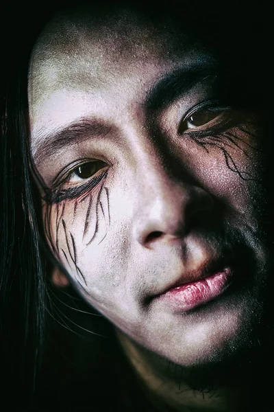 Fiatal ázsiai férfi arcán festett Halloween kísérteties ijesztő dekoráció ünnepe Vértes portré — Stock Fotó