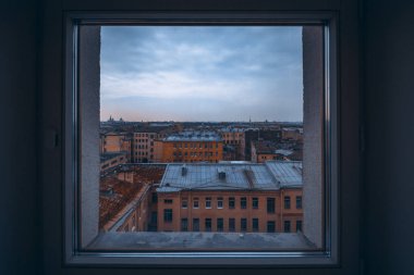 Kare penceresi kapalı yerleşim bölgesi daireler ile soğuk şehir manzarası