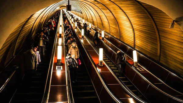 Moscow, Russa - February 22, 2015: Deep subway station is crowded with people riding the escalators down — Stock Photo, Image