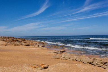 Plaj sahil su kum okyanus manzara güneşli gündüz tatil sıcak tropikal hava ortamında geliyor