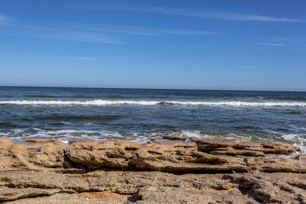 Берег Роки-Бич покрыт океанским ландшафтом из-за плохой погоды — стоковое фото