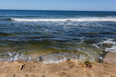 Plaj sahil su kum okyanus manzara güneşli gündüz tatil sıcak tropikal hava ortamında geliyor