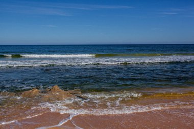 Plaj sahil su kum okyanus manzara güneşli gündüz tatil sıcak tropikal hava ortamında geliyor
