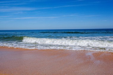 Plaj sahil su kum okyanus manzara güneşli gündüz tatil sıcak tropikal hava ortamında geliyor