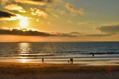 Mükemmel bir hava gökyüzü ufuk gidiş Beach okyanus deniz manzarası güzel günbatımı öğleden sonra güneş