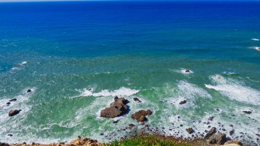 Kayalık sahil okyanus dalgalar çökmesini aşağıda Cliff Cabo da Roca, Portekiz