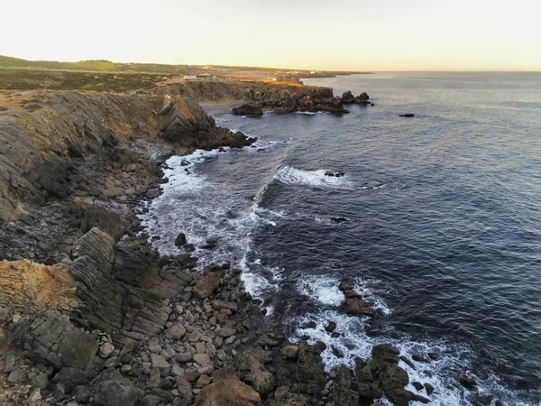 Пляж Гинчо в Атлантическом океане в сумерках недалеко от Лисбона, Португалия — стоковое фото
