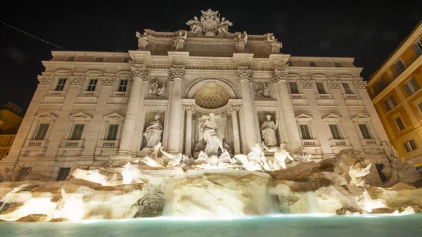 Fonte de Trevi em Roma, Itália por noite Timelapse Image Water Flowing from Bottom View — Fotografia de Stock